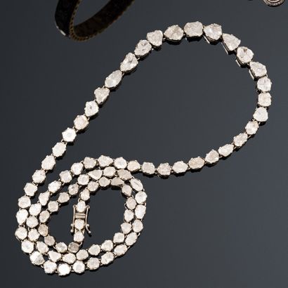 null Silver necklace, articulated with 86 ploki diamonds in fall. 

Length: 62 cm...