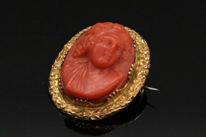 null Broche en or 18K (750) gravée de fleurs, ornée d'un camée en corail sculpté...