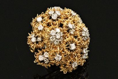 null Brooch-clip in 18K (750) gold wire, forming stylized flowers set with round...