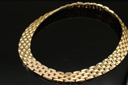 null CARTIER

Collier Panthère en or 18K (750), le décolleté serti de diamants ronds...