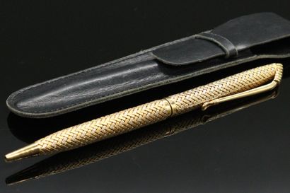 null HERMÈS

Ballpoint pen in 18K (750) gold of two tones drawing chevrons. 

Signed...