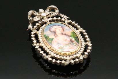 null Pendant brooch in 18K (750) gold, decorated with a polychrome enamelled miniature...