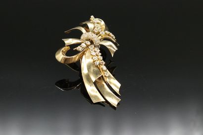 null Large 18K (750) gold ribbon bow clip, adorned with old cut diamonds. 

French...
