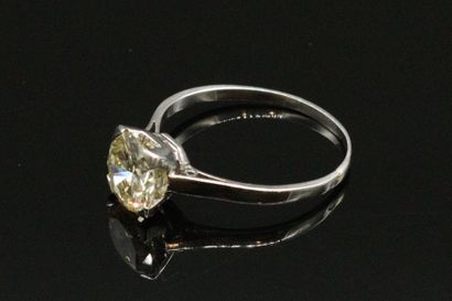 null Platinum ring, decorated with a round brilliant-cut diamond. 

Finger size :...
