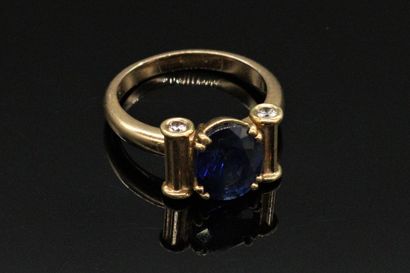 null 18K (750) gold ring, set with an oval sapphire, the shoulder decorated with...