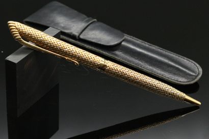 null HERMÈS

Ballpoint pen in 18K (750) gold of two tones drawing chevrons. 

Signed...