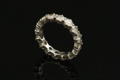 null Alliance en or gris 18K (750), entièrement sertie de diamants ronds de taille...