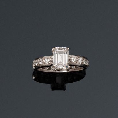 null 18K (750) white gold and platinum ring, set with an emerald-cut diamond weighing...