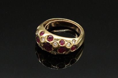 null Ring in 18K (750) gold, paved with rubies and round brilliant-cut diamonds....