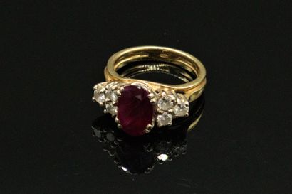 null Bague en or 18K (750), ornée d'un rubis de forme ovale épaulé de 6 diamants...
