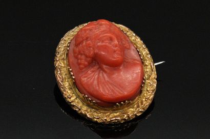 null 18K (750) gold brooch engraved with flowers, adorned with a coral cameo carved...