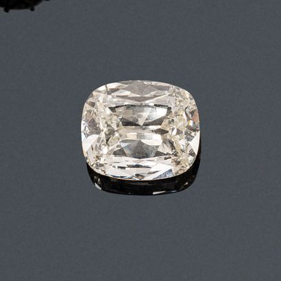 Cushion diamond weighing 5,02 cts on paper.

It...