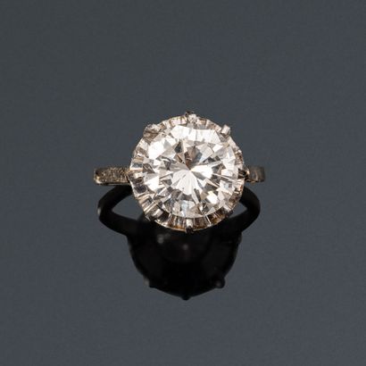 null Bague en or gris 18K (750) et platine, sertie d'un diamant rond de taille brillant...