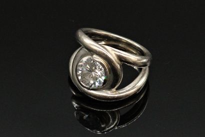 null Bague nouée en or gris 18K (750), sertie d'un diamant rond de taille brillant...