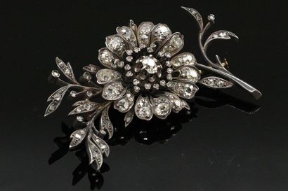 null Broche fleur d'églantine en argent et or 18K (750), sertie de diamants de taille...