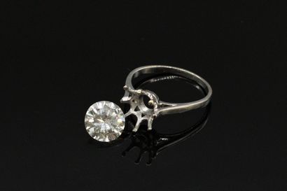 null 
Bague en or gris 14K (585), ornée d'un diamant rond de taille brillant pesant...
