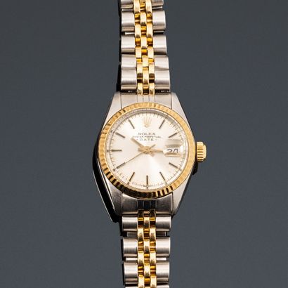 null ROLEX

Datejust

Ref. 6917

No. 5423061

Ladies' wristwatch in steel and 18k...