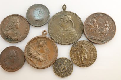 null MEDAILLES 

Lot de 34 médailles en bronze principalement Françaises, du XVIe...