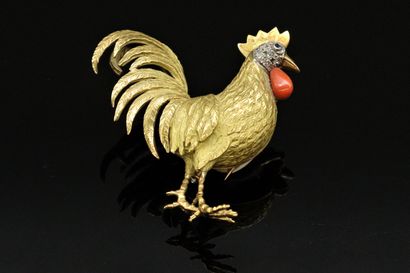null An 18K (750) gold clip brooch in the form of a rooster, the head set with 8/8...