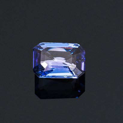 null Rectangular Tanzanite with cut sides on paper. 

Accompanied by a certificate...