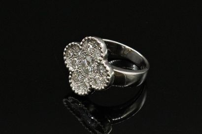 null 18K (750) white gold ring, the bezel forming a cloverleaf set with round brilliant-cut...