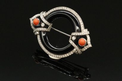 null Platinum brooch, set with a ring of onyx surrounded by round brilliant diamonds,...
