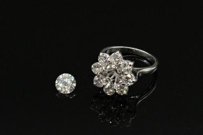 null Bague en or gris 18K (750) et platine, ornée d'un diamant rond demi-taille pesant...