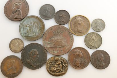 null MEDALS 

Lot of 34 bronze medals mainly French, from the 16th (refrappes) to...