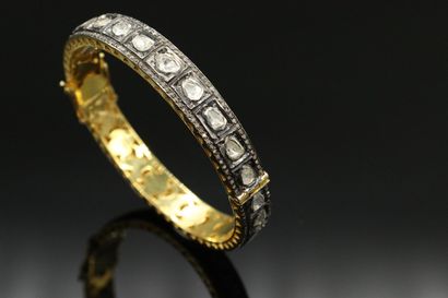 null Bracelet ouvrant en argent doré, serti de 26 diamants polki entre deux lignes...