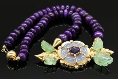 null Necklace with transformation of flat beads of purple stones, centered on a motif...