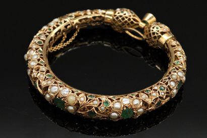 null 14K (585) gold bracelet pierced with foliage set with cultured half pearls and...