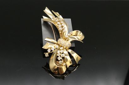 null Large 18K (750) gold ribbon bow clip, adorned with old cut diamonds. 

French...