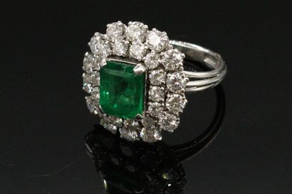 null 18K (750) white gold ring set with a rectangular emerald crowned with round...