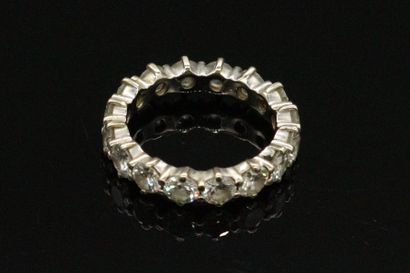 null Alliance en or gris 18K (750), entièrement sertie de diamants ronds de taille...