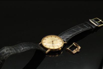 null OMEGA

Ref. 161 002

Gold-plated metal wristwatch. Round case, back with snap...