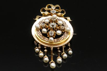 null 18K (750) gold pendant brooch pierced with foliage, set with old-cut diamonds...