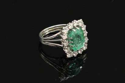 null 18K (750) white gold ring set with an octagonal emerald surrounded by round...