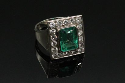null 14K (585) white gold ring set with a square-cut octagonal emerald surrounded...