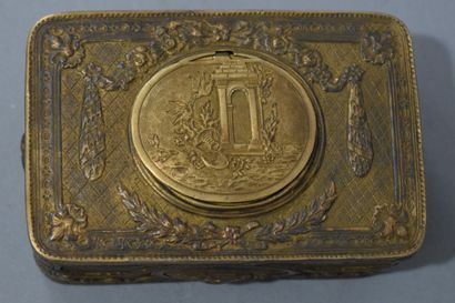 null Rectangular box with bird-singer, in vermeil (800), with decoration of crosses,...