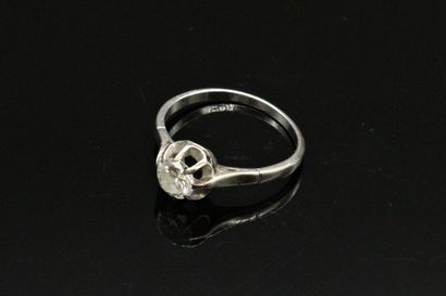 Platinum ring, set with a round half-size...