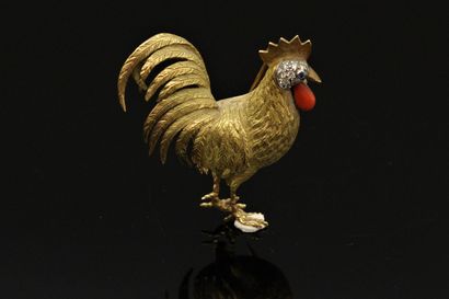 null An 18K (750) gold clip brooch in the form of a rooster, the head set with 8/8...