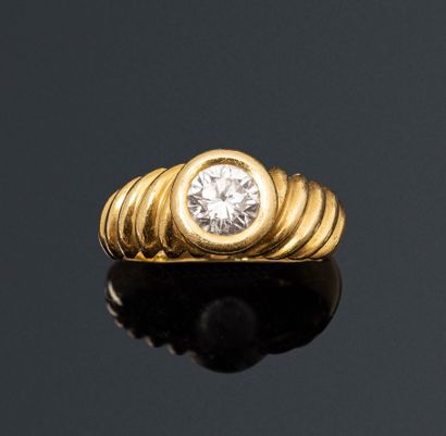 null 18K (750) gold ring set with a round brilliant-cut diamond weighing 0.94 ct....