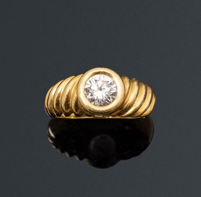 null Bague godronnée en or 18K (750), sertie d'un diamant rond de taille brillant...