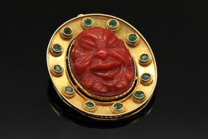 null Pendant brooch in 18K (750) gold, decorated with a cameo in coral carved with...