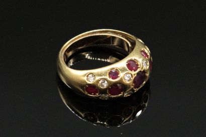 null Ring in 18K (750) gold, paved with rubies and round brilliant-cut diamonds....