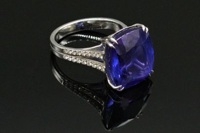 null 
18K (750) white gold and platinum ring set with a cushion-shaped tanzanite,...