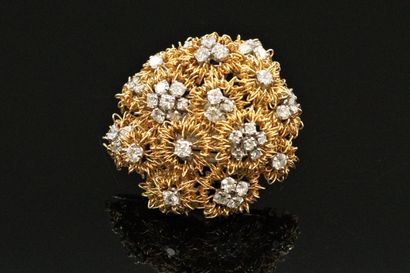 null Broche-clip en fils d'or 18K (750), formant des fleurs stylisées serties de...