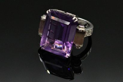 null 18K (750) white gold ring set with a rectangular faceted amethyst and calibrated...
