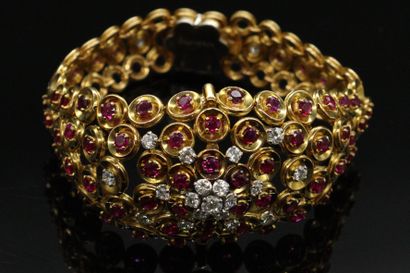 null BOUCHERON

Curved bracelet articulated with alveoli in 18K (750) gold, set with...