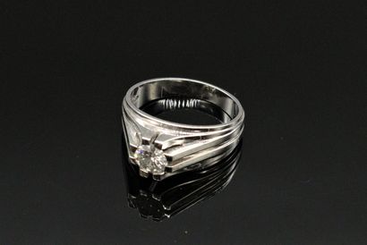 18K (750) white gold man's ring, set with...